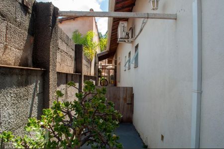 Casa à venda com 370m², 3 quartos e 6 vagasCorredor Lateral