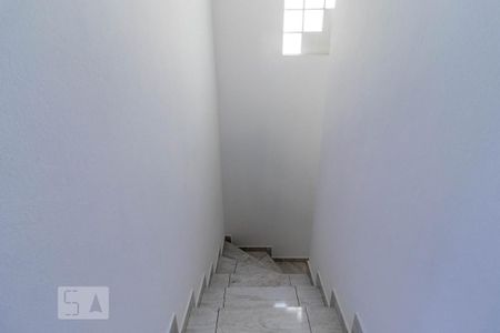 Casa para alugar com 120m², 2 quartos e 2 vagasEscada
