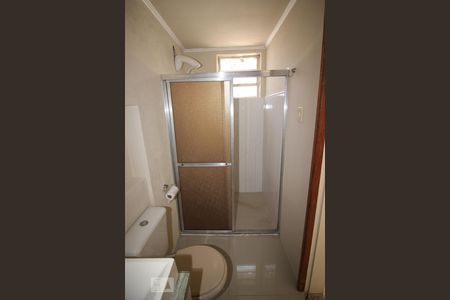 Banheiro de kitnet/studio à venda com 1 quarto, 35m² em Passo da Areia, Porto Alegre