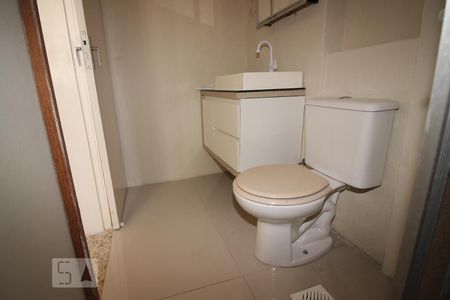 Banheiro de kitnet/studio à venda com 1 quarto, 35m² em Passo da Areia, Porto Alegre