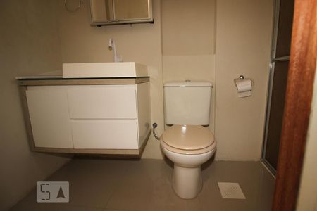 Banheiro de kitnet/studio à venda com 1 quarto, 35m² em Passo da Areia, Porto Alegre