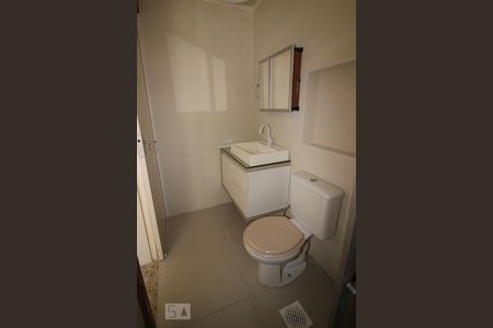 Banheiro de kitnet/studio à venda com 1 quarto, 35m² em Passo da Areia, Porto Alegre