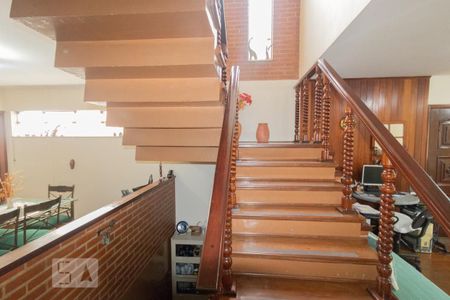 Casa à venda com 280m², 3 quartos e 2 vagasEscada