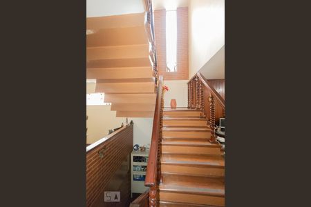Escada de casa para alugar com 3 quartos, 280m² em Vila Paulicéia, São Paulo
