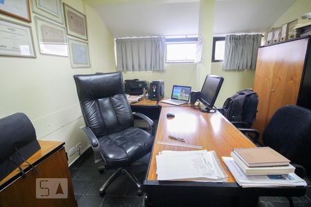 Apartamento à venda com 230m², 3 quartos e 3 vagas Apartamento à venda com 230m², 3 quartos e 3 vagasEscritório