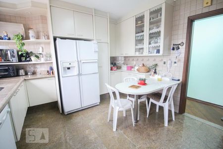 Apartamento à venda com 230m², 3 quartos e 3 vagas Apartamento à venda com 230m², 3 quartos e 3 vagasCozinha