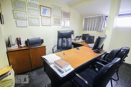 Apartamento à venda com 230m², 3 quartos e 3 vagas Apartamento à venda com 230m², 3 quartos e 3 vagasEscritório