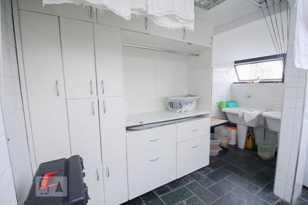 Apartamento à venda com 230m², 3 quartos e 3 vagas Apartamento à venda com 230m², 3 quartos e 3 vagasArea de Serviço