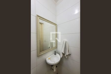 Casa de condomínio à venda com 157m², 3 quartos e 2 vagasBanheiro de serviço