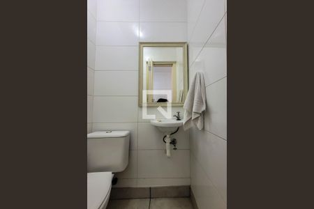 Casa de condomínio à venda com 157m², 3 quartos e 2 vagasBanheiro de serviço