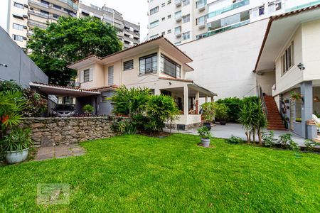 Casa à venda com 800m², 4 quartos e 4 vagasFundos 