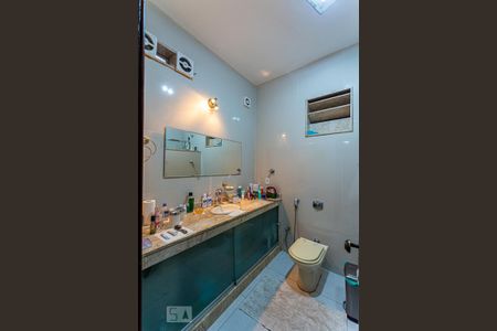 Casa à venda com 700m², 13 quartos e 3 vagas Casa à venda com 700m², 13 quartos e 3 vagasBanheiro