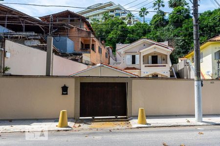 Casa à venda com 700m², 13 quartos e 3 vagas Casa à venda com 700m², 13 quartos e 3 vagasFachada