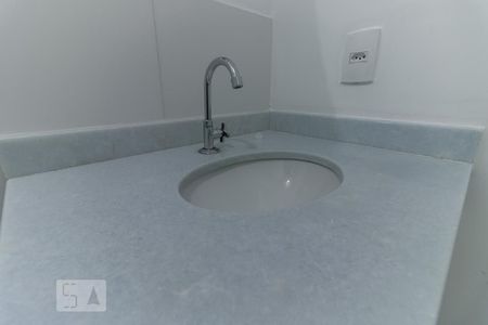 Banheiro de kitnet/studio para alugar com 1 quarto, 25m² em Vila Guarani (z Sul), São Paulo