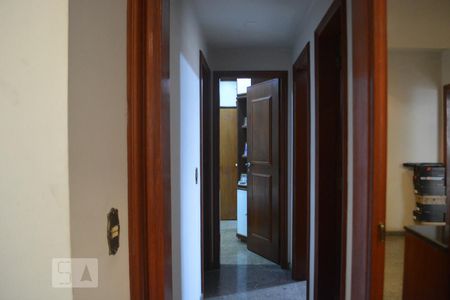 Corredor de apartamento para alugar com 3 quartos, 140m² em Jardim Carioca, Rio de Janeiro