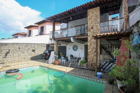 Casa à venda com 365m², 4 quartos e 3 vagasPiscina