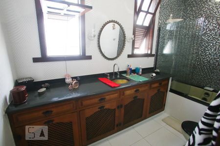 Casa à venda com 365m², 4 quartos e 3 vagasBanheiro da Suíte