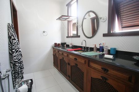 Casa à venda com 365m², 4 quartos e 3 vagasBanheiro da Suíte