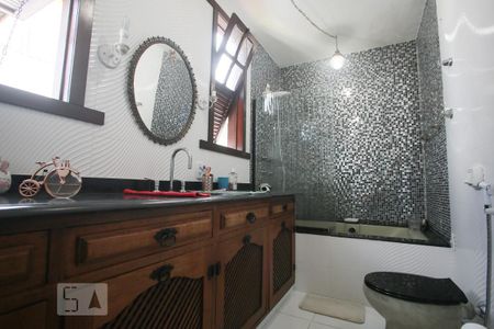 Casa à venda com 365m², 4 quartos e 3 vagasBanheiro da Suíte