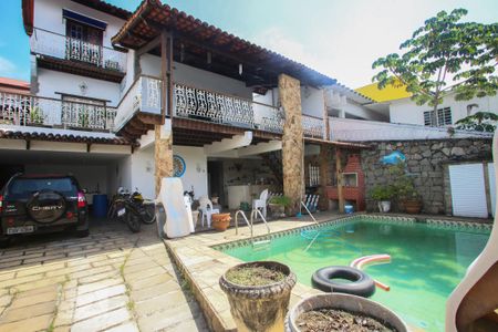 Casa à venda com 365m², 4 quartos e 3 vagasFachada