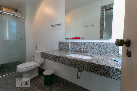 Apartamento à venda com 400m², 4 quartos e 3 vagasBanheiro da Suíte 1