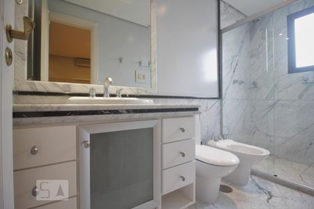 Apartamento para alugar com 370m², 4 quartos e 5 vagasBanheiro da suíte 4