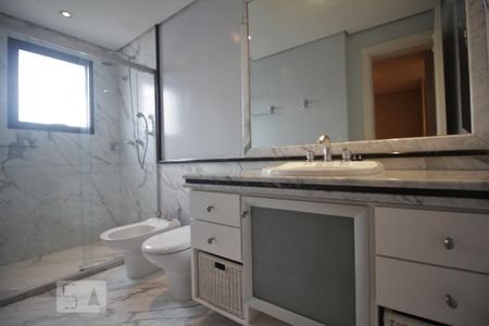 Apartamento para alugar com 370m², 4 quartos e 5 vagasBanheiro da suíte 3