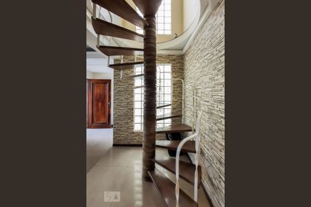 Casa à venda com 250m², 3 quartos e 4 vagasEscada