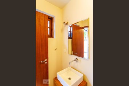 Casa à venda com 166m², 2 quartos e 2 vagasBanheiro de Serviço