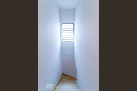 Casa à venda com 166m², 2 quartos e 2 vagasEscadas