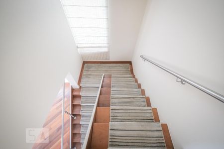 Apartamento para alugar com 440m², 2 quartos e 2 vagas Apartamento para alugar com 440m², 2 quartos e 2 vagasEscada