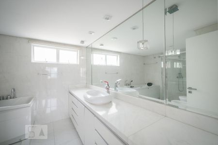 Apartamento para alugar com 440m², 2 quartos e 2 vagas Apartamento para alugar com 440m², 2 quartos e 2 vagasBanheiro da Suíte 1