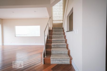 Apartamento para alugar com 440m², 2 quartos e 2 vagas Apartamento para alugar com 440m², 2 quartos e 2 vagasEscada