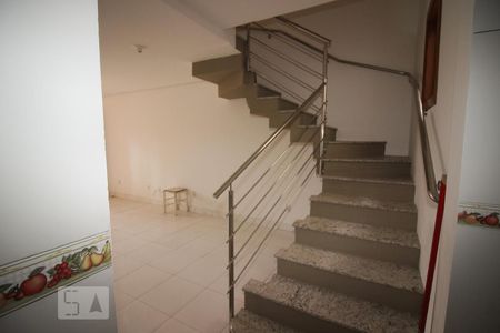 Escada de casa para alugar com 2 quartos, 145m² em Jardim Itu, Porto Alegre