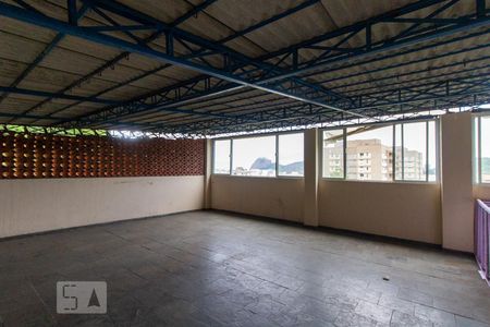 Casa à venda com 630m², 8 quartos e 5 vagas Casa à venda com 630m², 8 quartos e 5 vagasTerraço