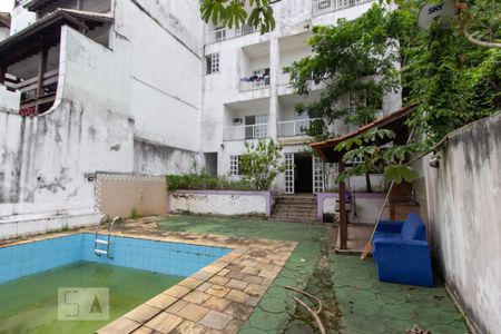 Casa à venda com 630m², 8 quartos e 5 vagas Casa à venda com 630m², 8 quartos e 5 vagasPiscina