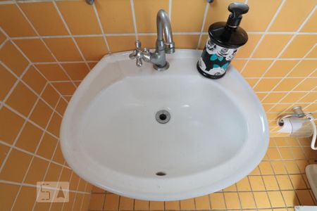 Casa à venda com 297m², 3 quartos e 2 vagasBanheiro de Serviço - pia