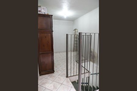 Casa à venda com 250m², 4 quartos e 2 vagas Casa à venda com 250m², 4 quartos e 2 vagasEscada