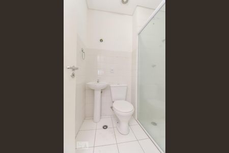 Banheiro de kitnet/studio para alugar com 1 quarto, 26m² em República, São Paulo