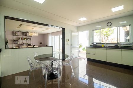 Casa à venda com 270m², 3 quartos e 4 vagasCozinha 
