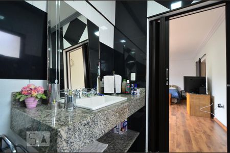 Casa à venda com 450m², 4 quartos e 6 vagasBanheiro da Suíte 4