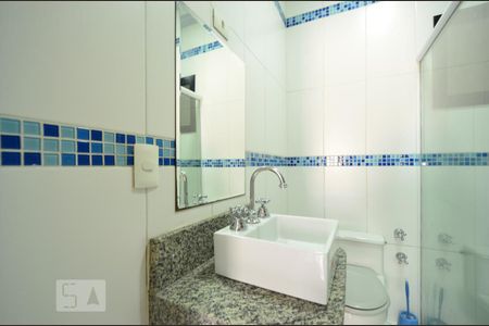 Casa à venda com 450m², 4 quartos e 6 vagasBanheiro da Suíte 2