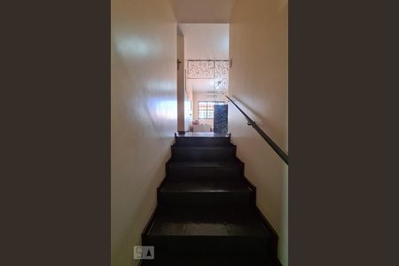 Escada de casa para alugar com 3 quartos, 357m² em Vila Trujillo, Sorocaba