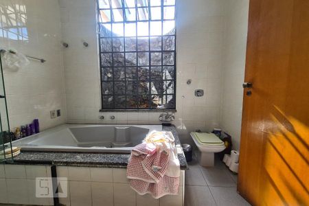 Casa para alugar com 357m², 3 quartos e 4 vagasBanheiro Quarto 1