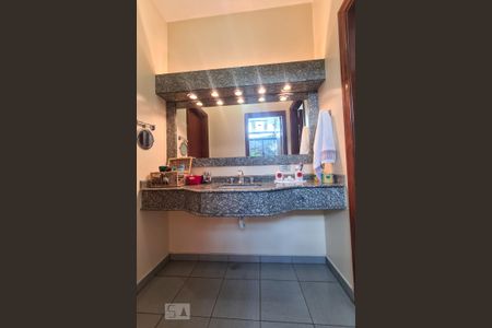 Casa para alugar com 357m², 3 quartos e 4 vagasBanheiro