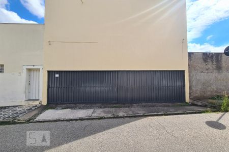 Casa para alugar com 357m², 3 quartos e 4 vagasFachada Carros