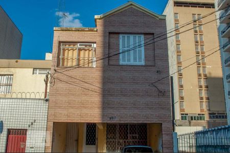 Casa à venda com 227m², 5 quartos e 2 vagas Casa à venda com 227m², 5 quartos e 2 vagasFachada