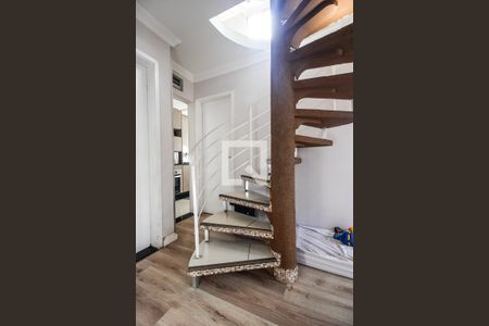 Apartamento à venda com 100m², 3 quartos e sem vaga Apartamento à venda com 100m², 3 quartos e sem vagaEscada