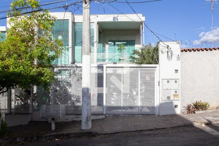 Casa à venda com 110m², 3 quartos e 1 vaga Casa à venda com 110m², 3 quartos e 1 vagaFachada