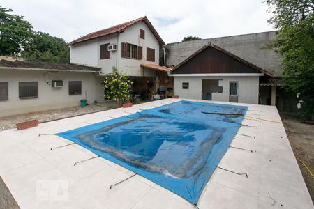 Casa à venda com 732m², 3 quartos e 5 vagas Casa à venda com 732m², 3 quartos e 5 vagasPiscina